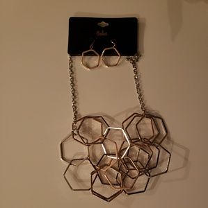 Jewelry set of earring and necklace